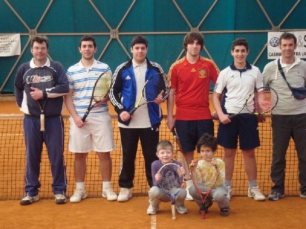 Il maestro Vidulich con gli allievi del primo corso di tennis Match Point stagione 2011/12